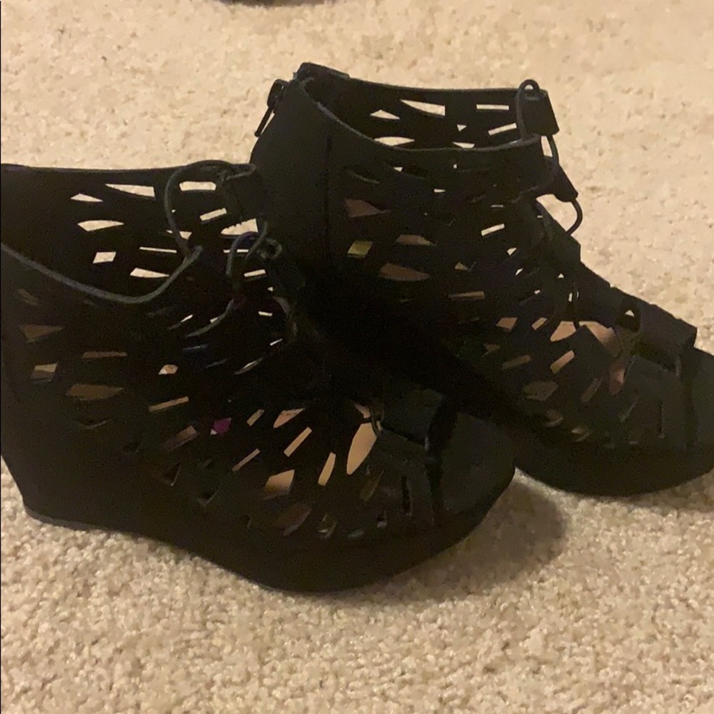 Black wedges